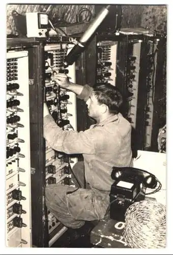 5 Fotografien Bundeswehr Soldaten / Funker FUG bauen Funkanlage in einem Bunker auf, Technik