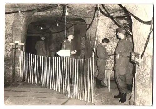 5 Fotografien Bundeswehr Soldaten / Funker FUG bauen Funkanlage in einem Bunker auf, Technik
