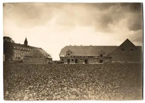 2 Fotografien Ansicht Tirschenreuth, Kloster St. Peter mit Scheune und neugebauten Nebengebäude