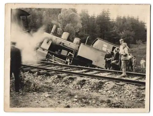 2 Fotografien deutsche Eisenbahn, Zugunglück, entgleiste Lok der Lokomotivfabrik J.A. Maffei Viechtach