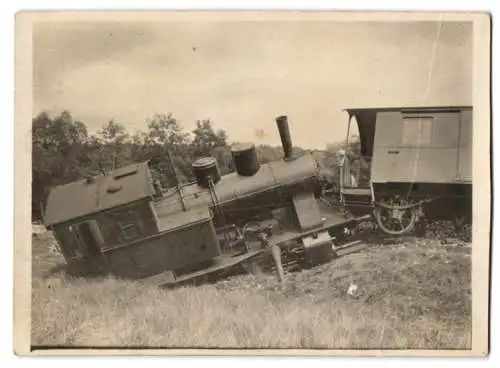 2 Fotografien deutsche Eisenbahn, Zugunglück, entgleiste Lok der Lokomotivfabrik J.A. Maffei Viechtach