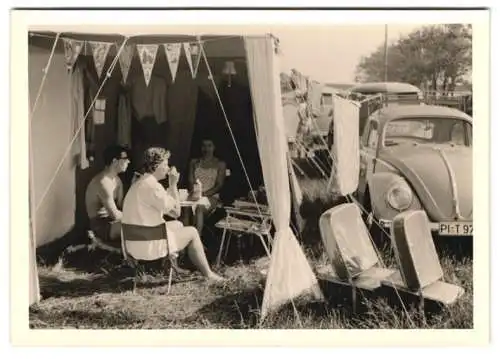 2 Fotografien Auto, VW-Käfer auf Zeltplatz, Kennzeichen PI-T 976, Ersatzrad im Kofferraum