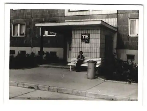 3 Fotografien Ansicht Berlin-Marzahn, Trabant, Hauseingang Heinrich-Rau-Strasse 118, Plattenbau, Leben in der DDR