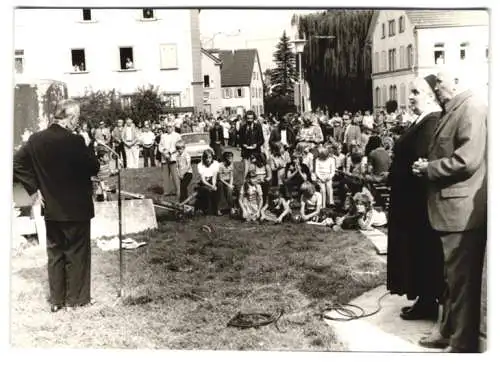 Fotografie Besserer, Lauda / Tauber, Ansicht Lauda / Tauber, Richtfest und anbringen der Turmspitze St. Jakobus Kirche