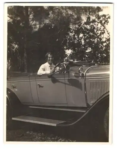 3 Fotografien Auto Phaeton, elegante Damen mit Hunden und offenen Reisewagen, Cabriolet