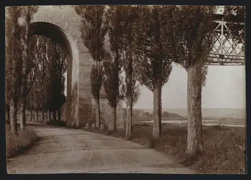 2 Fotografien Heiss & Co., Cöln, Ansicht Kitzingen, Blick über die Stadt mit Schloss, Strasse an der Eisenbahnbrücke