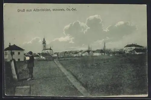 AK Altenfelden /Mühlkreis, Teilansicht mit Kirche und Feldweg