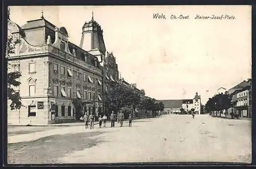AK Wels, Kaiser-Josef-Platz mit Turmgebäuden u. Strassenabzweig