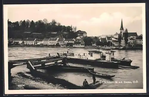 AK Ottensheim a. d. Donau, Bootsanleger mit Schiff vor Ortspanorama