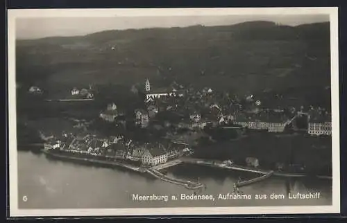 AK Meersburg a. Bodensee, Teilansicht mit Kirche vom Luftschiff aus