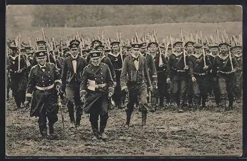 AK Unsere Marine, Marinetruppen auf dem Wege zu ihren Schiffen