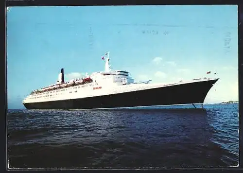AK Passagierschiff RMS Queen Elizabeth 2 auf See, Cunard Line