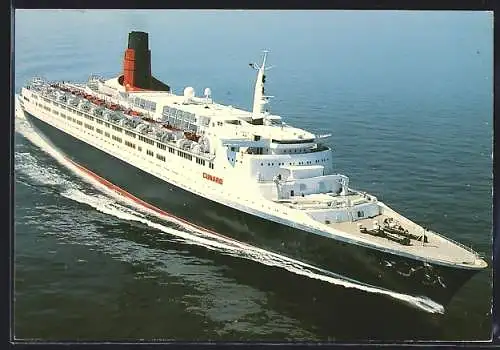 AK Passagierschiff RMS Queen Elizabeth 2 auf offener See, Cunard Line