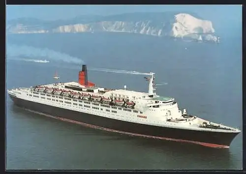 AK Passagierschiff Queen Elizabeth 2 der Cunard Line vor einer Insel