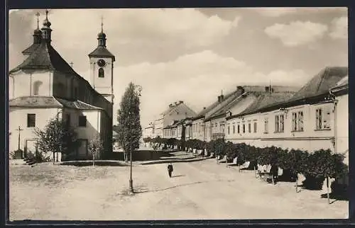 AK Chrást u Chrudime, Strassenpartie mit Kirche