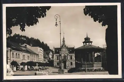 AK Brandýs n. Orl., Platzpartie mit Pavillon