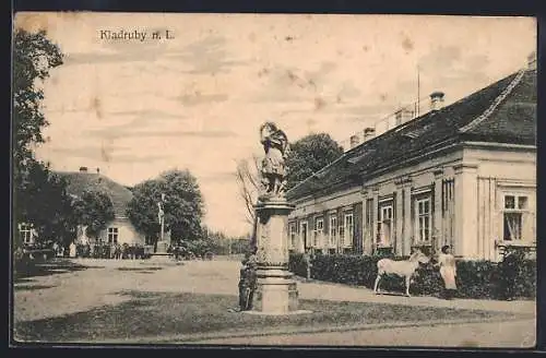 AK Kladruby n. L., Strassenpartie mit Denkmal