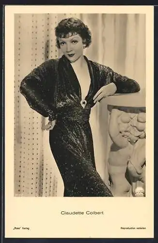 AK Schauspielerin Claudette Colbert im verführerischen Abendkleid