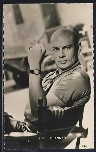 AK Schauspieler Yul Brynner in Stuhl mit Zigarette