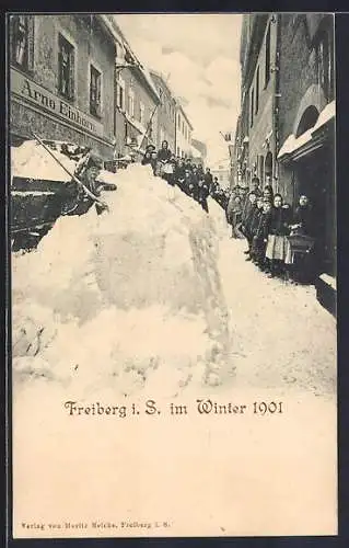 AK Freiberg i. S., Tiefschnee vor dem Geschäft von Arno Eichhorn, Winter 1901