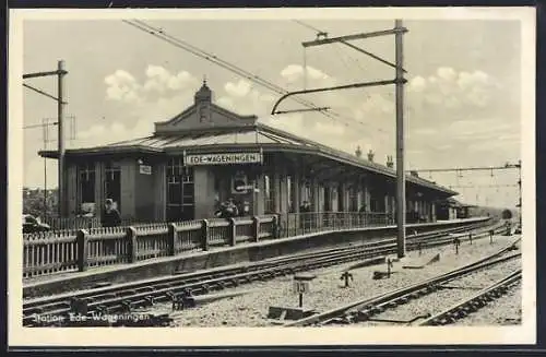 AK Ede-Wageningen, Bahnhof mit Reisenden