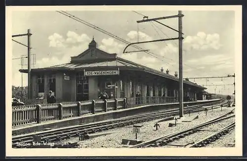 AK Ede-Wageningen, Bahnhof mit Reisenden