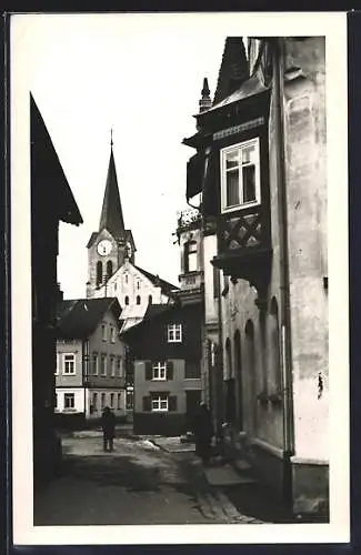 AK Oberstaufen, Strassenpartie mit Blick zur Kirche