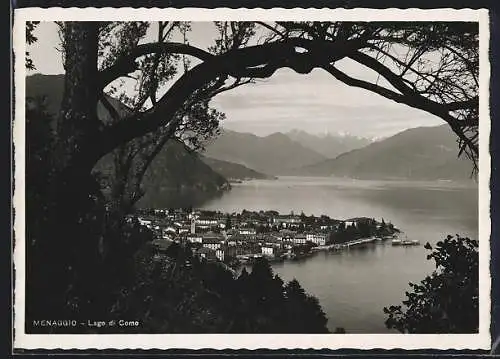 AK Menaggio /Lago di Como, Panoramablick auf Ort und See