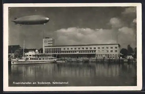 AK Friedrichshafen, Zeppelin über dem Hafenbahnhof, Dampfer