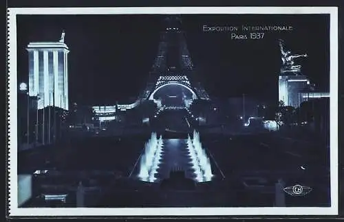 AK Paris, Exposition Internationale 1937, La Tour Eiffel, Eiffelturm, vue d` ensemble illuminée prise du Trocadéro