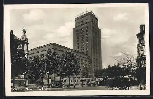 Foto-AK Köln a. Rh., Hochhaus und Strassenbahn