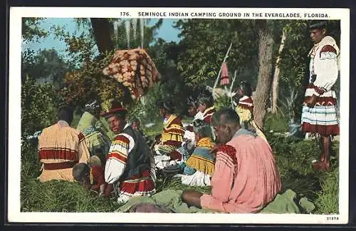 AK Seminole Indian camping Ground in the Everglades, Florida, Indianer sitzen im Gras