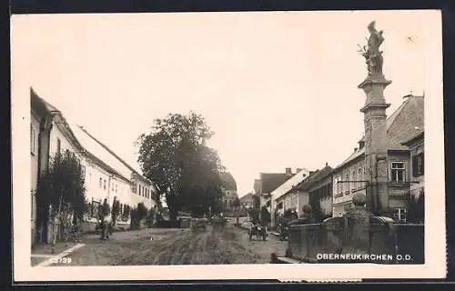 AK Oberneukirchen, Strassenpartie mit Brunnen