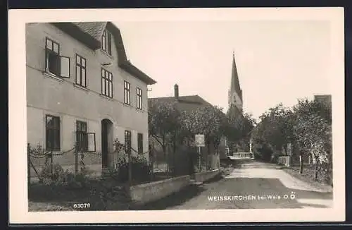 AK Weisskirchen bei Wels, Strassenpartie mit Kirche