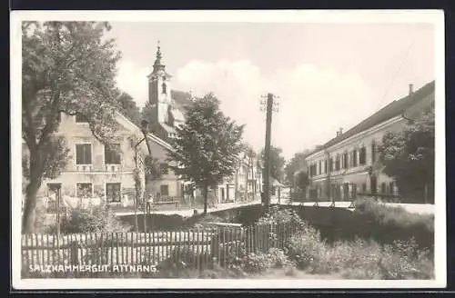 AK Attnang /Salzkammergut, Strassenpartie mit Kirche