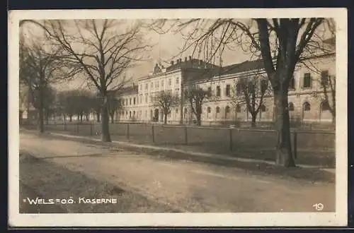 AK Wels /O. Ö., Kaserne mit Strassenpartie