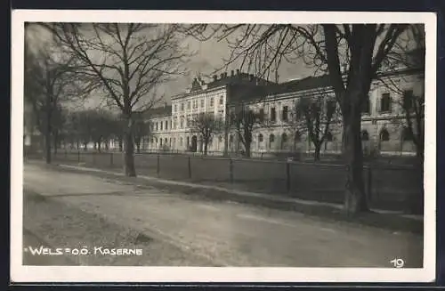 AK Wels /O. Ö., Kaserne mit Strassenpartie