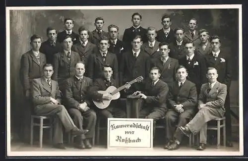 Foto-AK Rossbach, Mitglieder der Kameradschaft mit Zither und Gitarre, 1947