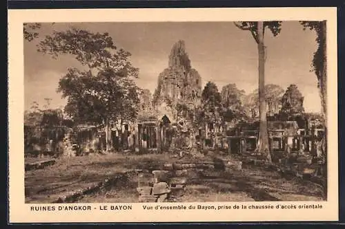 AK Siem Reap, Ruines D` Angkor-Le Bayon, Vue d`ensemble du Bayon, prise de la chaussèe d`acces orientale