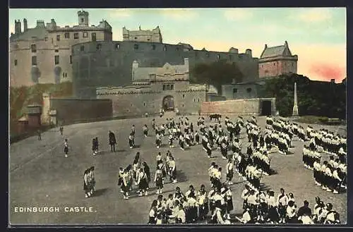 AK Edinburgh, Castle, schottische Soldaten im Schlosshof