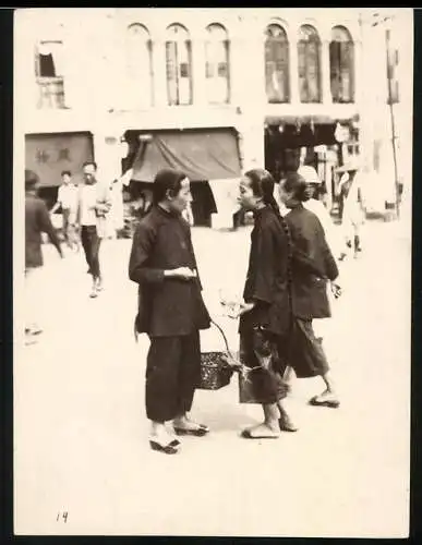 Fotografie zwei Chinesinnen im Gespräch auf der Strasse, China