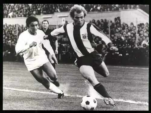 Fotografie Fussball - Bundesliga, FC Bayern München vs. 1.FC Köln, Uli Hoeness mit Bal im 16er