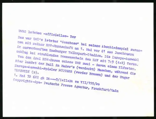 Fotografie Fussball, Uwe Seeler erzielt den letzten Treffer für den Hamburger SV in seinem Abschiedsspiel 1972