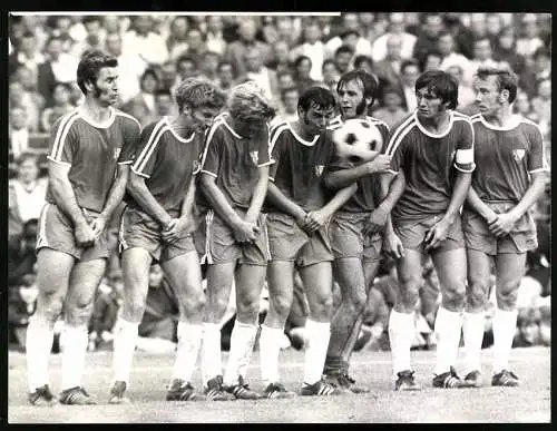 Fotografie Fussball-Bundesliga, Mauer des VfL Bochum in Erwartung eines hart geschossenen Freistosses