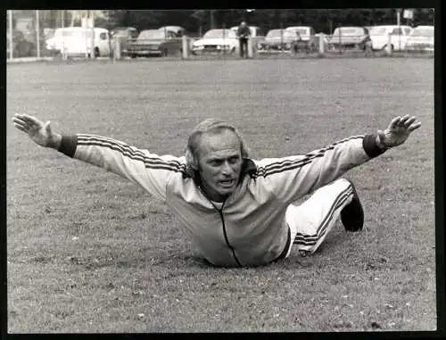 Fotografie Fussball-Bundesliga, Udo Lattek Trainer des FC Bayern München macht eine Übung vor