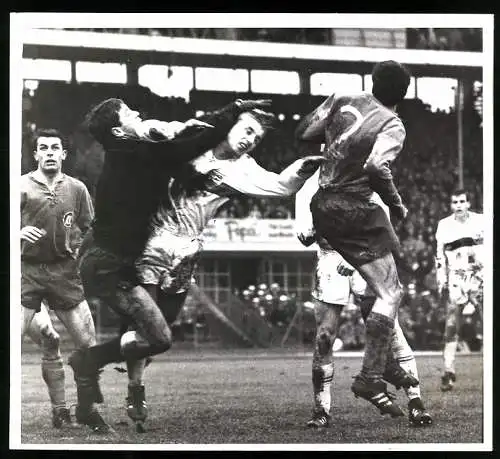 Fotografie Fussball-Bundesliga, Karlsruher SC vs. VfB Stuttgart, Abwehrschlacht im Strafraum