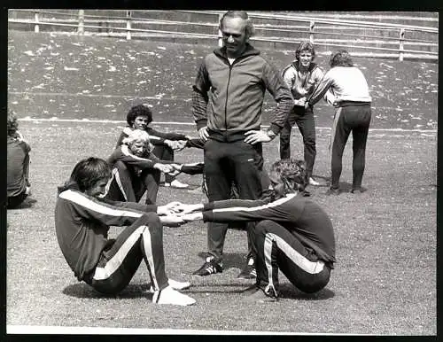 Fotografie Fussball-Bundesliga, Udo Lattek leitet das Training bei Borussia M.-Gladbach 1975