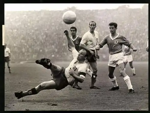 Fotografie Fussball-Bundesliga, Hamburger SV vs. 1860 München 3:2, Uwe Seeler trifft per Fallrückzieher 1966