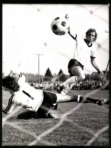 Fotografie Fussball-Nationalmannschaft Olympia-Auswahl, Stürmer Uli Hoeness erzielt ein Tor