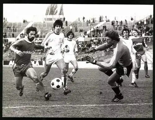 Fotografie Fussball-Bundesliga, VfB Stuttgart vs. FC Bayern München 3:1, Gerd Müller scheitert an Torwart Rene Deck